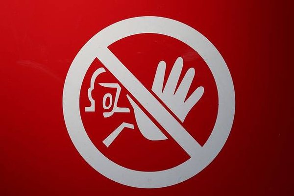 Les interdictions et les limites à respecter en camping : un aperçu des règlements nationaux et locaux
