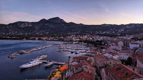 Quel est le meilleur moment pour réserver un camping à Calvi ?