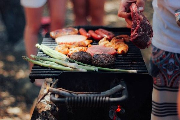 Quelles sont les meilleures options pour manger au camping naturiste en Provence lors de vacances en famille ?