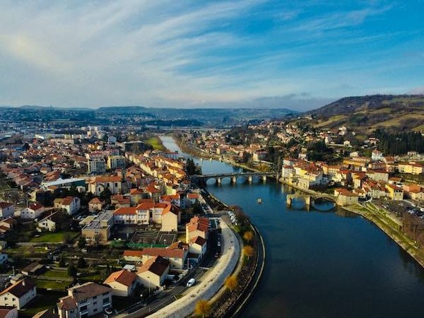 Comment trouver un petit camping familial avec un maximum de services au Puy en Velay ?