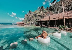 Une belle piscine propre et bien entretenue.
